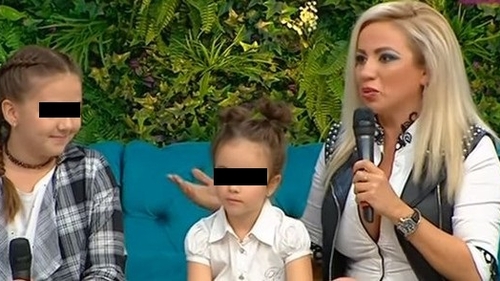 Fiica cea mare a Rocsanei Marcu, bătută de o colegă la școală! "A aruncat-o pe scări, i-a smuls părul din cap"