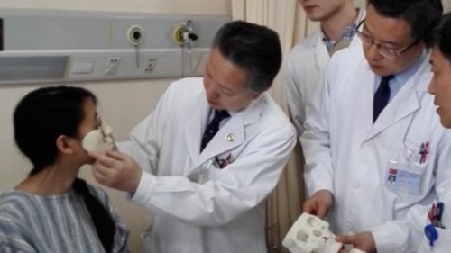 Această femeie îşi va recupera nasul şi gura, după ce îi vor fi „desenate“ cu ajutorul unei imprimante 3D. Povestea ei a devenit rapid virală
