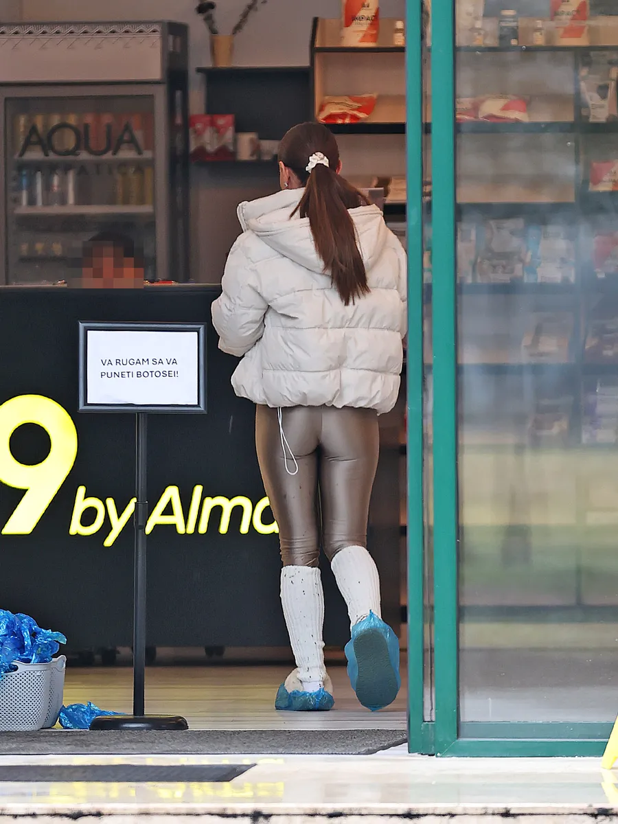 Ea era stropită toată cu noroi, dar a avut grijă să nu murdărească în jur