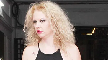 Cand vede ciocolata, nu se poate abtine! Oana Lis si-a facut provizii de bomboane la un eveniment monden