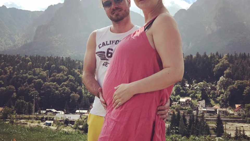 Gabriela Cristea, filmată în piscină de Tavi Clonda înainte cu două luni de a naşte! Prietenii au reacţionat imediat: ”Îl toceşti!”