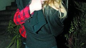 Beata-moarta, s-a sarutat cu o amica