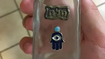 Am găsit această solniță în casa bunicului. Ce reprezintă cele două simboluri inscripționatate pe ea