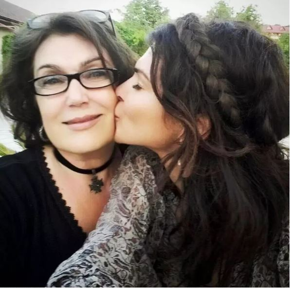 Cum au apărut mama și fratele Monicăi Bîrlădeanu la nunta ei cu Valeriu Gheorghiță. Părintele zici că e sora actriței, nu glumă!