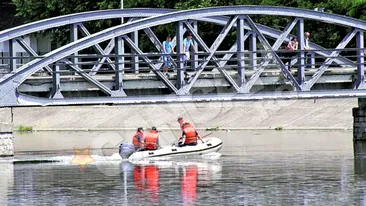 Inca un elev din Gorj a vrut sa se sinucida! A incercat sa se arunce in Jiu cu bolovani in spate