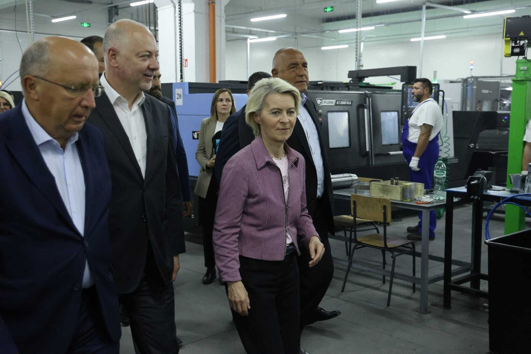 Președinta Comisiei Europene, Ursula von der Leyen, vizitează VMZ, cea mai mare fabrică de arme din Bulgaria, însoțită de prim-ministrul bulgar Rosen Jeliazkov, la Sopot, Bulgaria, 31 august 2025. Foto: Profimedia