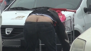 "Decolteul instalatorului"! Uite ce vedeta a facut show in parcarea unui supermarket,cand pantalonii au lasat sa se vada prea mult