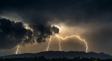 Furtuni violente, cu grindină şi descărcări electrice anunțate de ANM! Avertisment major: zonele vizate de urgie