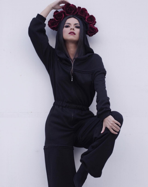 Inna poartă o ţinută semnată de designerul Cristina Săvulescu.