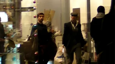 Goana Zanei dupa cadouri! A alergat, s-a impiedicat si a avut nevoie de ajutor pentru a cara toate darurile de Craciun