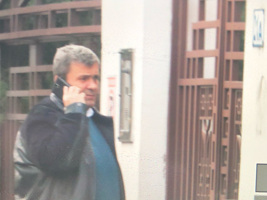 Bărbatul vorbeşte la telefon, în timp ce aşteaptă să intre la Dan Diaconescu