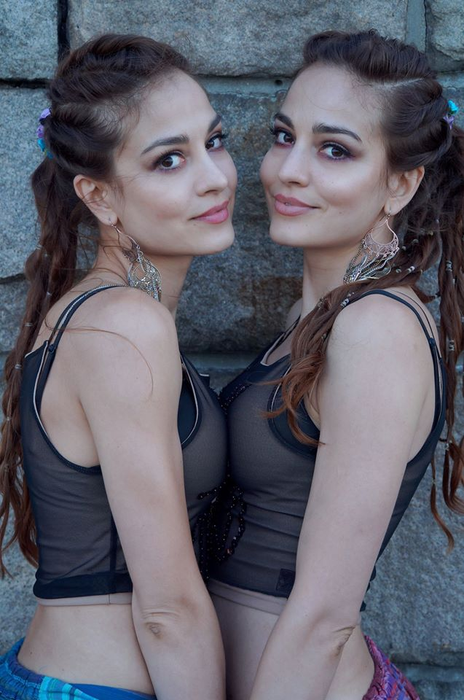 Trecutul lor e rușinos, dar prezentul este strălucitor! Gemenele de la Indiggo au un musical pe Broadway, realizat după cartea scrisă de una dintre surori