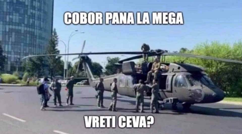 Românii au mult umor! Cele mai bune glume din online după aterizarea de urgență a elicopterului american, Black Hawk, în Piaţa Charles de Gaulle | FOTO