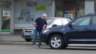 Spectacol stradal! State de Romania si-a descoperit mania! Si-a lustruit aproape isteric masina proaspat scoasa de la spalatorie!