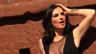 E gravidă din nou? ELLIE WHITE şi-a etalat burtica la un eveniment monden