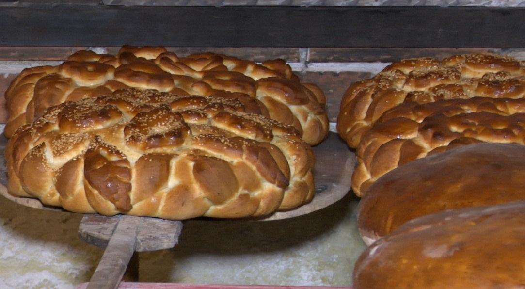 Pâinea este pregătită după rețete străvechi, de bunicuțele satului