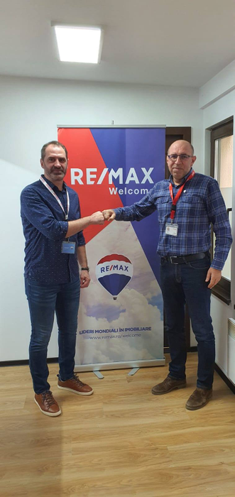 Sandu Iacob și colegul lui de la agenția imobiliară unde lucrează