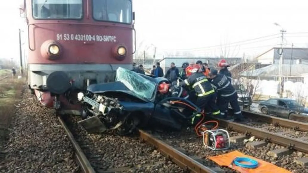 Tragedie pe calea ferată! Două persoane au murit, după ce mașina lor a fost spulberată de tren