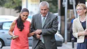 Calin Popescu Tariceanu este extrem de grijuliu cu noua sa sotie. O sprijina pe Loredana si cand merge pe strada