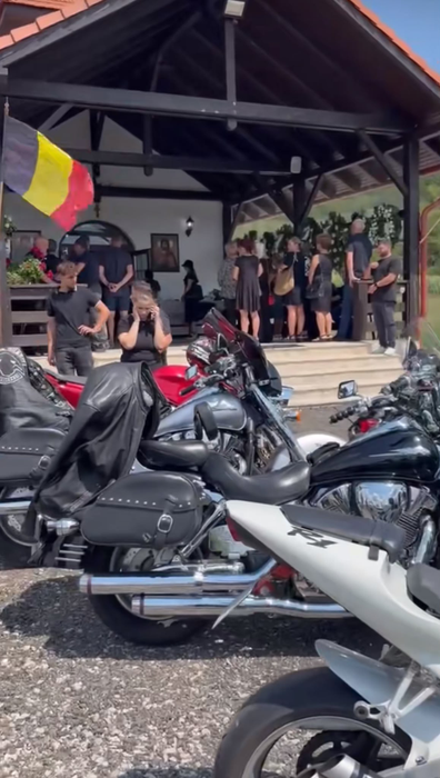 Imaginile durerii de la înmormântarea soților motocicliști din Oradea, Edi și Adina. Ce se întâmplă cu fiul lor de 5 ani
