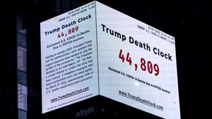 "Ceasul morții al lui Trump". Panoul luminos care tronează pe o clădire din Times Square, în plină pandemie de COVID-19. Președintele SUA, luat în colimator