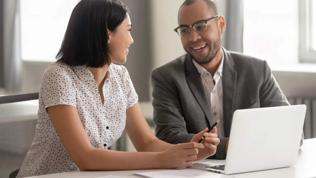 Povestea unei femei care s-a culcat cu șeful ei: „Era cu 10 ani mai mare ca mine, era mentorul meu la muncă.”