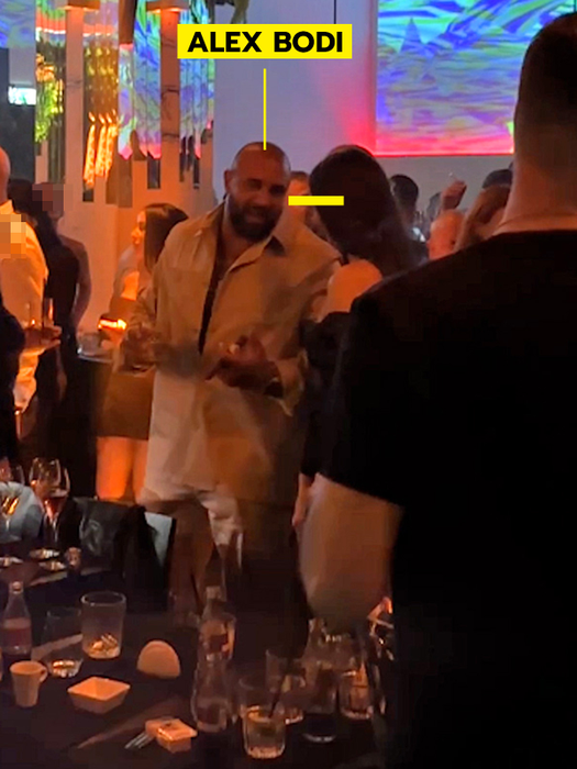 Alex Bodi o caută pe Ema Uta, dar diva nu-i răspunde (Foto: CANCAN.RO)