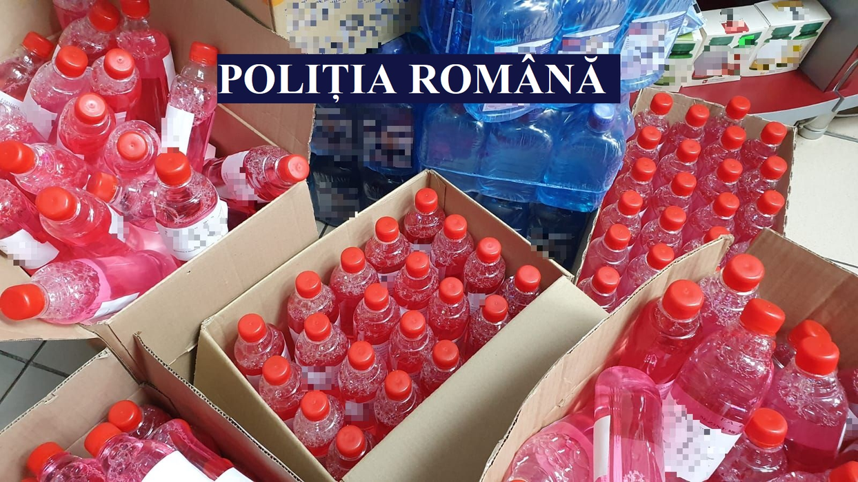 Polițiștii i-au prins! Ce era, de fapt, în sticlele de spirt pe care le vindea o farmacie din Constanța