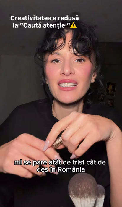 Imaginile care au stârnit controverse. Rux și Opulență, alături de bunica ei în pat, într-un pictorial de Halloween