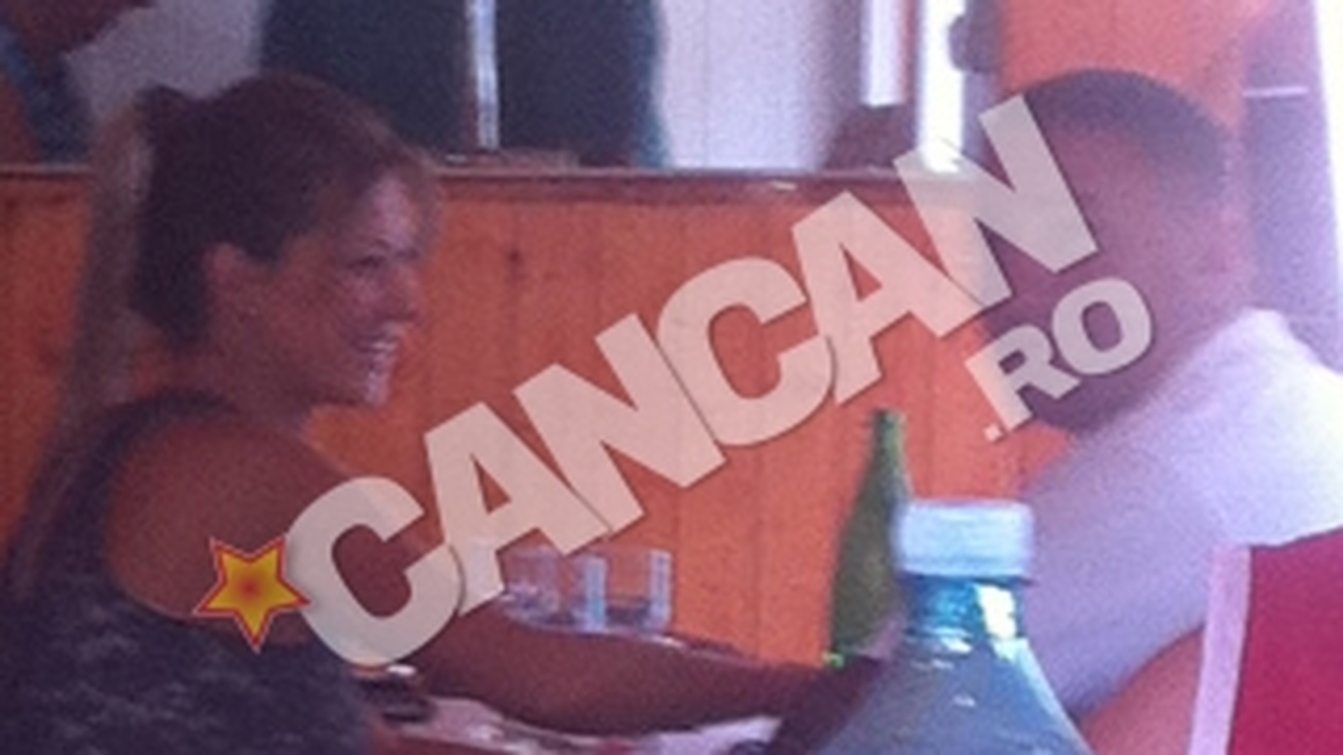 Baiat galant, Nicu Maharu a invitat-o pe Sensual la carciuma in care s-a facut manga cu vin varsat si a adormit pe masa. Blonda a ajuns de la Cannes direct la birt