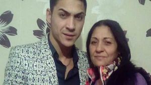 Inventivitate maximă! Mama lui Babi a împodobit ficusul! Reacţiile nu s-au lăsat aşteptate
