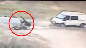Scene uluitoare pe șosea din Vaslui! Un motociclist a fost aruncat zeci de metri, după un impact violent cu o dubă! VIDEO