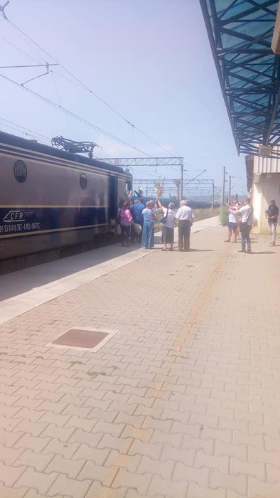 Mecanicul a fost întâmpinat cu flori la coborârea din locomotivă