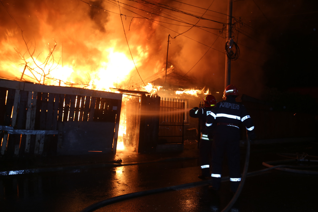 INCENDIU DE PROPORŢII pe o stradă din sectorul 5 al Capitalei! Mai multe case au luat foc! Una dintre victimele care au reuşit să se salveze: ”E iadul pe pământ!