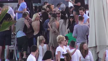 Mai sexy imbracata, decat dezbracata! Anda Adam a luat cu asalt litoralul intr-o tinuta menita sa tare rasuflarea!