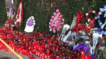 Oamenii au făcut altar în faţa Casei groazei din Caracal. Mii de lumânări, scrisori şi păpuşi pentru fetele ucise de Gheorghe Dincă