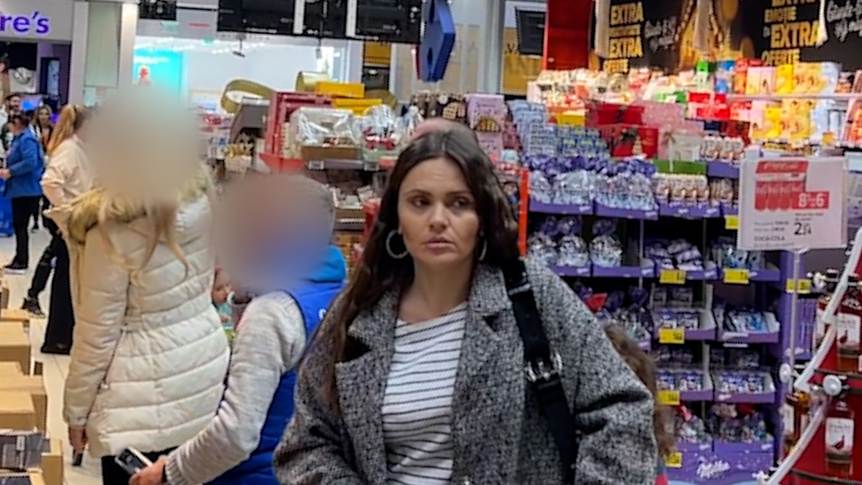 Și chiar dacă tentațiile au fost mari, soția lui Mădălin Ionescu n-a "plasat" în coș foarte multe decorațiuni festive / (Sursa: CANCAN.RO)