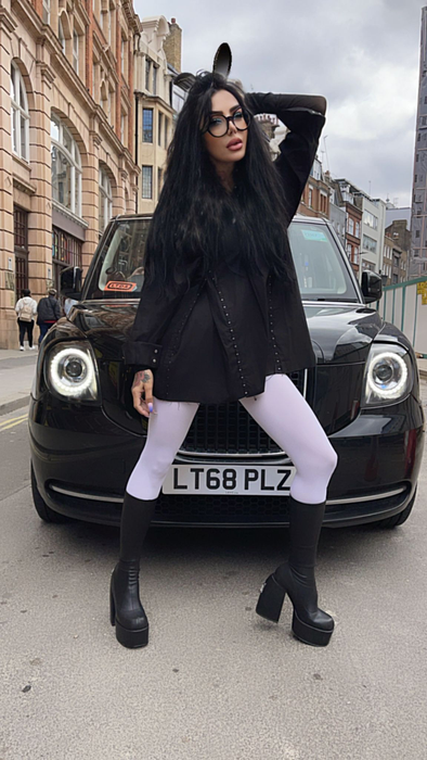 Din ce câștigă bani DJ Wanda, în Londra