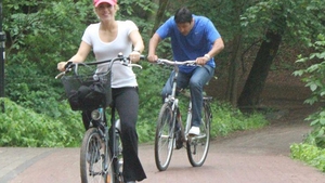 Shakira se mentine in forma cu ajutorul fratelui ei! Uite cum il provoaca la o cursa de ciclism prin padure!