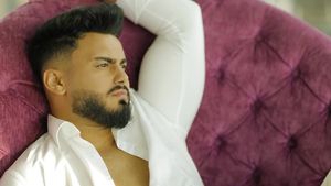 Jador e numărul 1 în trending şi idolul femeilor, dar nu îşi permite un alt sacou? Gafă de neimaginat