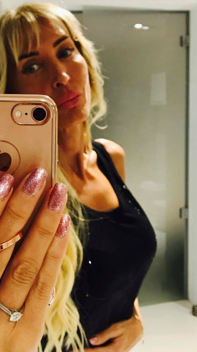 Maya, sexy-patroneasa MedLife, este noua "Regină a selfiurilor" din lumea bună