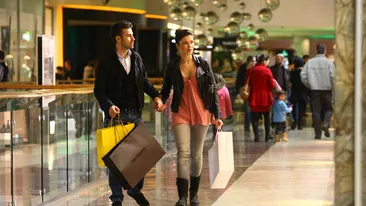 Alina Puscas a lasat delicatesele celor mai cunoscuti chefi din Romania pentru o inghetata la mall!