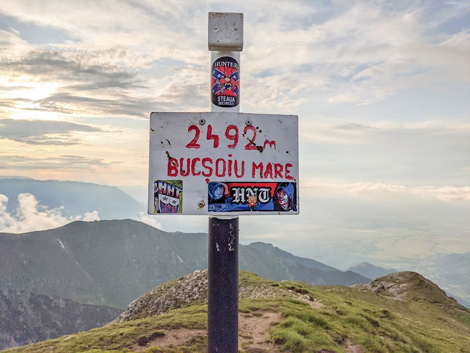 Comemorare sau vandalism? Amenzi după ce mai mulți suporteri au aprins torțe la Crucea Eroilor Caraiman