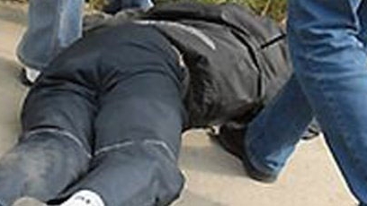 Socant! Rupt in bataie de un politist sub privire tatalui si a celor doi fii