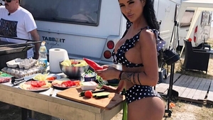 Daniela Crudu lansează moda verii 2019. Cum a ieșit îmbrăcată din casă: se vede tot