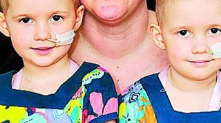 Ambele fetite s-au imbolnavit de cancer la o saptamana diferenta