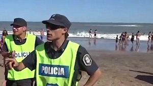 Trei femei au fost evacuate de pe o plajă, iar momentul a fost filmat şi a devenit viral instant. Ce făceau acestea
