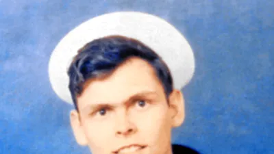 Povestea de film a celui „incredibil de prost”. Cum a reușit un puști de 20 de ani să devină un adevărat agent 007 în iadul din Vietnam