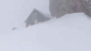 România, lovită de ninsori și viscol puternic! Imaginile filmate azi în Munții Bucegi | VIDEO