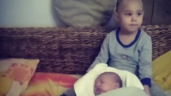 Dominic, un frate mai mare grijuliu! Imagini emoţionante cu băieţelul lui Velea şi al Antoniei în timp ce-l adoarme pe Akim